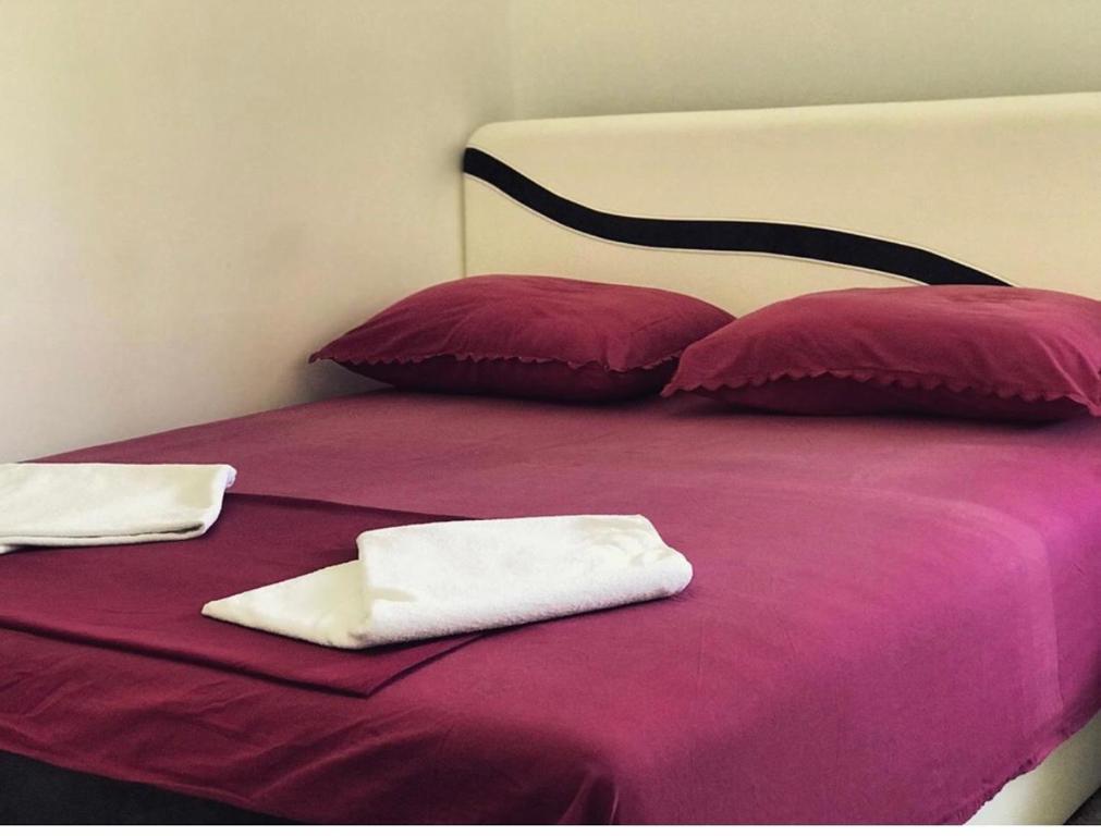 蒂瓦特Laguna apartment的床上有两条毛巾