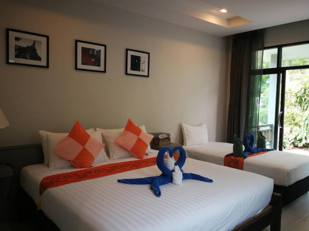 哈德姚帕岸岛日月星度假酒店的在酒店房间设有两张床,里面装满了动物