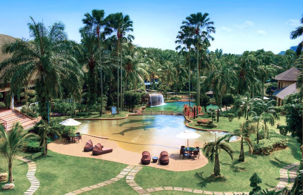 塞贝维塞贝维Spa度假酒店的享有带瀑布的度假游泳池的空中景致