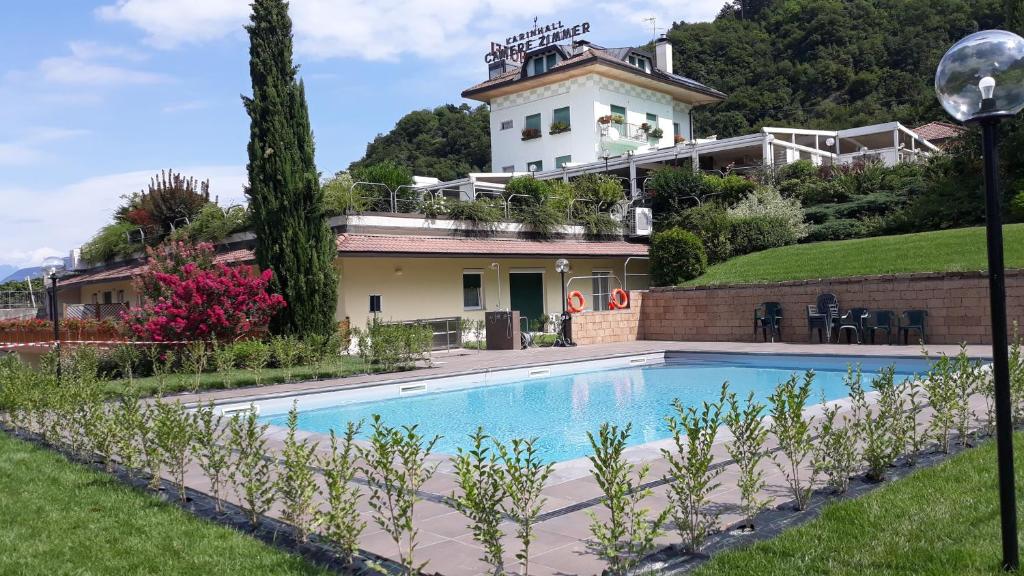 特伦托克里娜勒酒店的别墅前设有游泳池