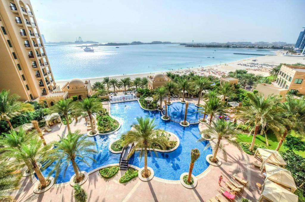 迪拜South & North Residence Palm Jumeirah的棕榈树和海滩度假村的空中景致