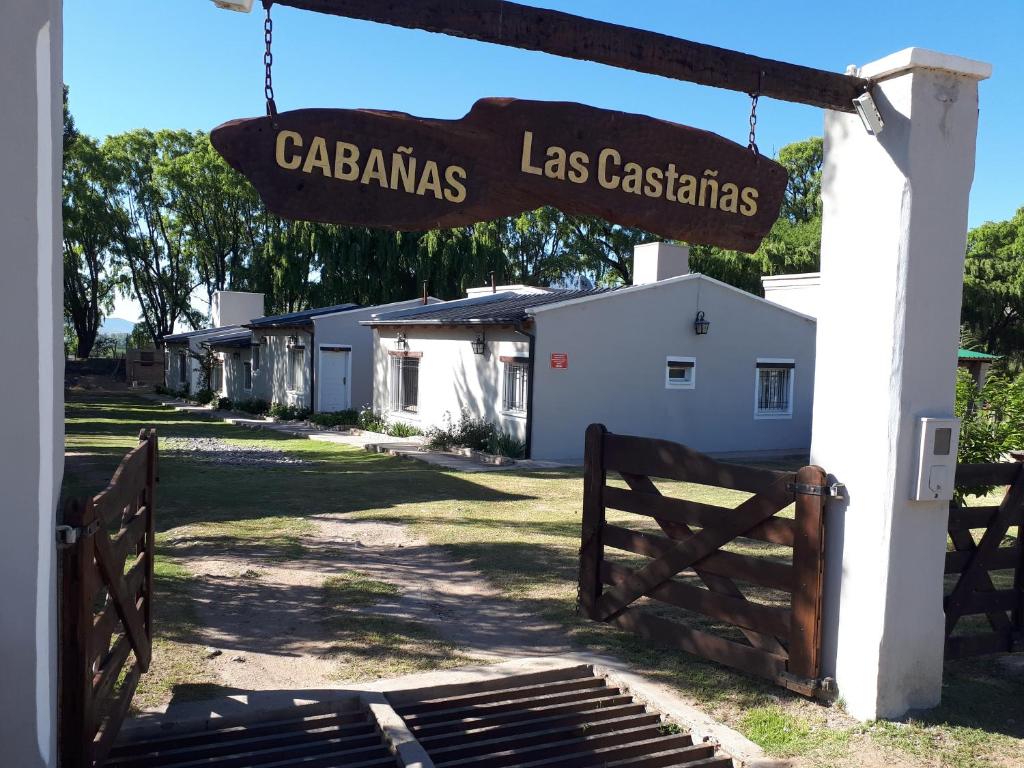 塔菲德尔瓦勒Cabañas Las Castañas的挂在栅栏上的卡兰德拉卡西塔斯的标志