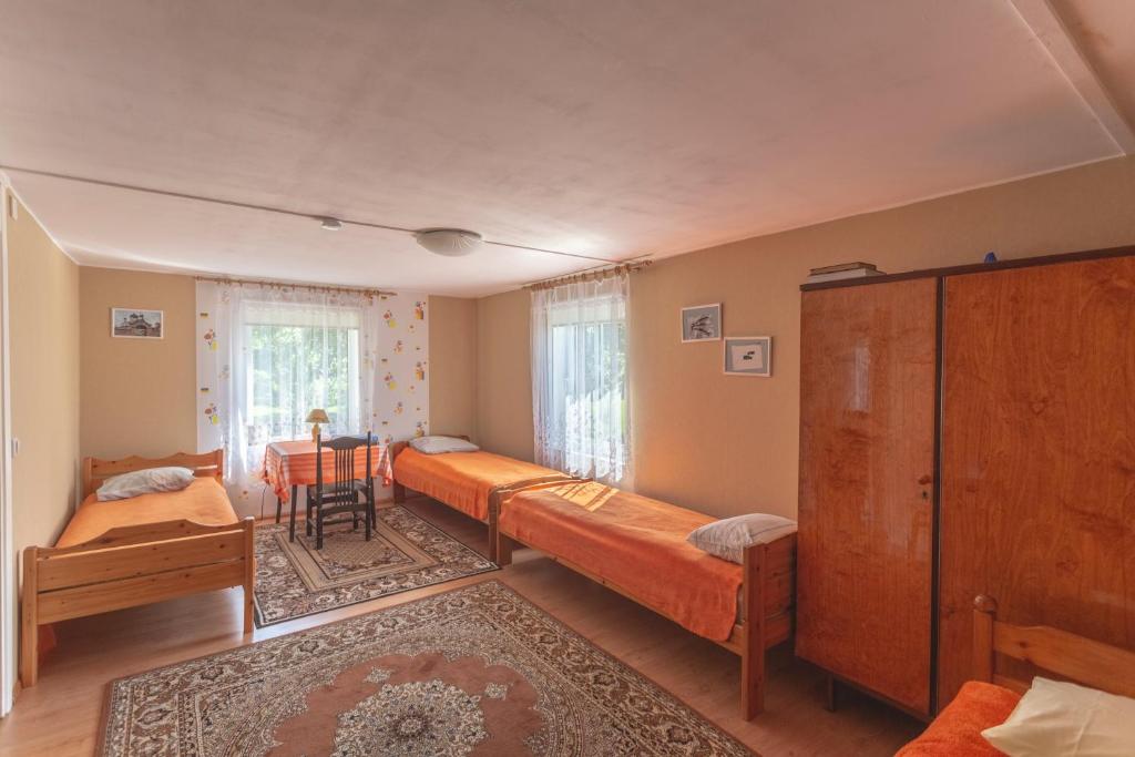 AlatskiviKalamehe Farmstay的一间卧室配有两张床和一张桌子