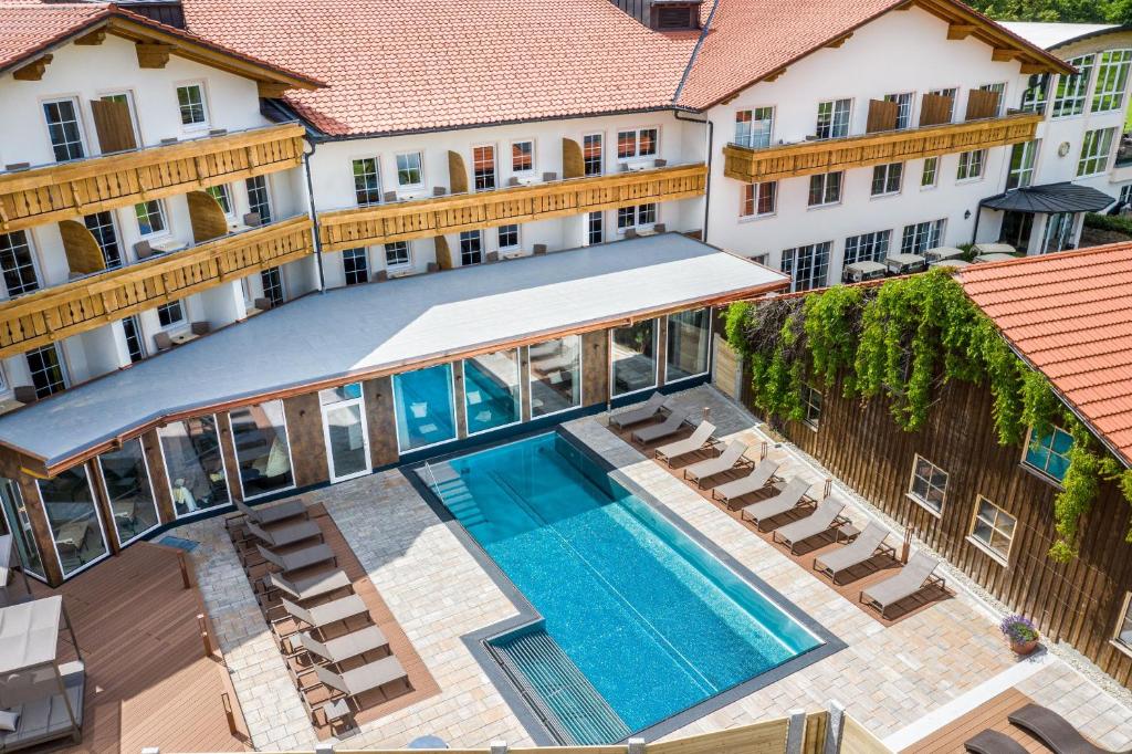 Hellengerst哈努赛尔霍夫酒店的享有酒店空中美景,设有游泳池