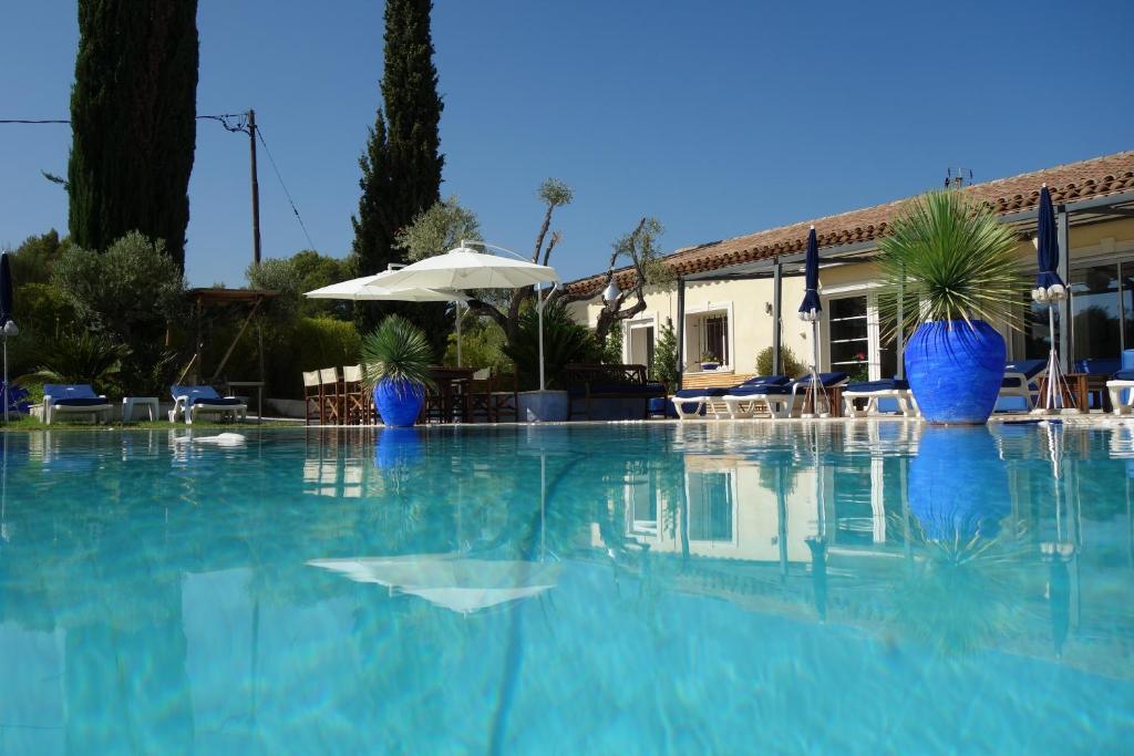 勒卡斯特雷特location Villa avec piscine chauffée的一座带蓝色花瓶的游泳池和一座建筑