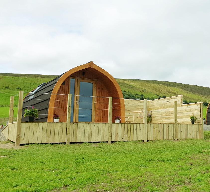 FinstownLilly's Lodges Orkney Hedgehog Lodge的一座带木栅栏的冰屋