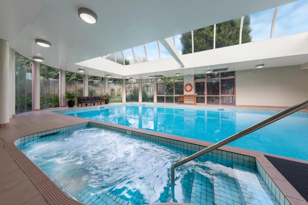 墨尔本Kimberley Gardens Hotel, Serviced Apartments and Serviced Villas的大型室内游泳池和大型游泳池