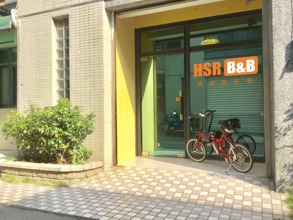 中坜高铁背包客的两辆自行车停在商店外面