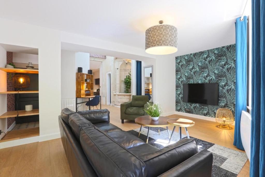 南希Le Relais DUCAL - Appartements d'Hôtes Vieille Ville的客厅配有真皮沙发和电视