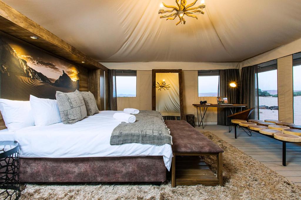 塞斯瑞姆Dead Valley Lodge的一间带一张大床的卧室,位于带窗户的房间内