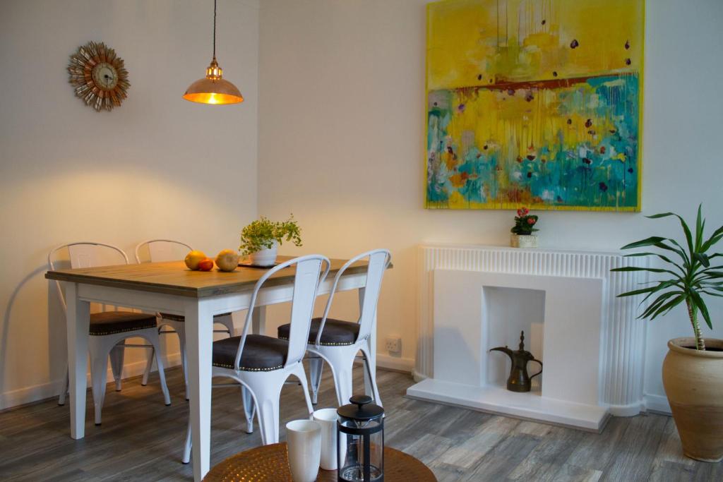 伦敦Baker Street Style的一间带桌椅和壁炉的用餐室