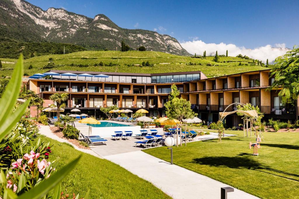 卡尔达罗塔尔霍夫艾希酒店的一座带游泳池和山脉的度假村