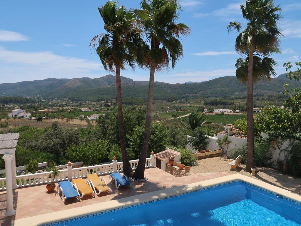 哈隆Casa Solvino的一座别墅,设有游泳池和棕榈树