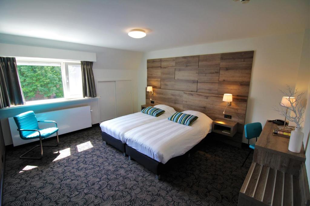 哈默伦哈姆伦瓦品酒店的酒店客房,设有床铺和木制床头板