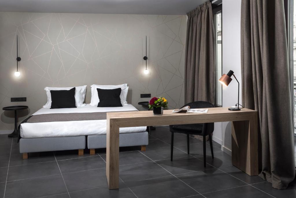雅典Azur Suites的一间卧室配有一张床和一张书桌