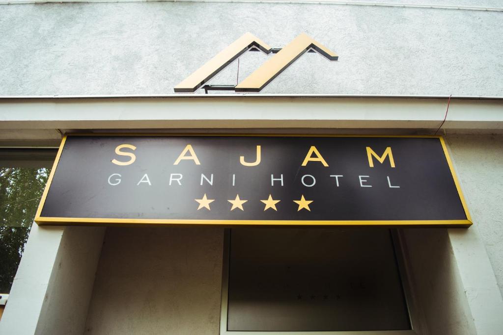 莱斯科瓦茨Sajam Garni hotel的大楼上草原相机酒店的标志