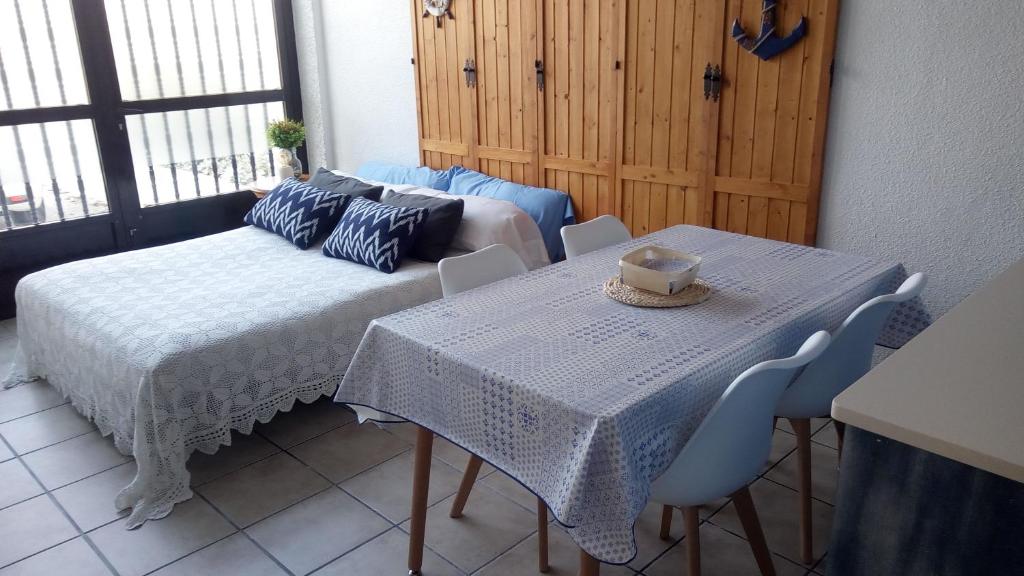 圣波拉PILARSEVAHOME-APARTAMENTO MARINERO的配有桌椅和沙发的房间