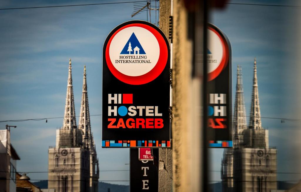 萨格勒布HI Hostel Zagreb的一座楼面上的一个标志,一个酒店被 ⁇ 了