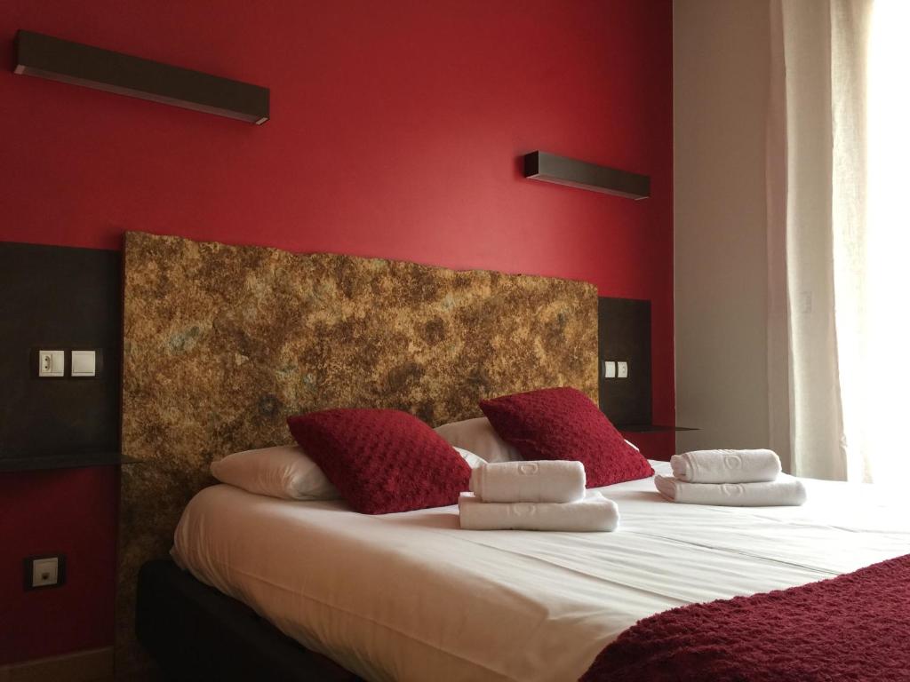 卡尼略Bosquet 1 HUT 7670的一间卧室设有一张带红色墙壁的大床