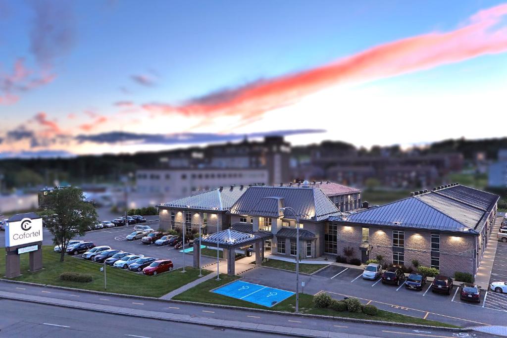 魁北克市科夫特尔酒店的享有带停车场的大楼的正面景色