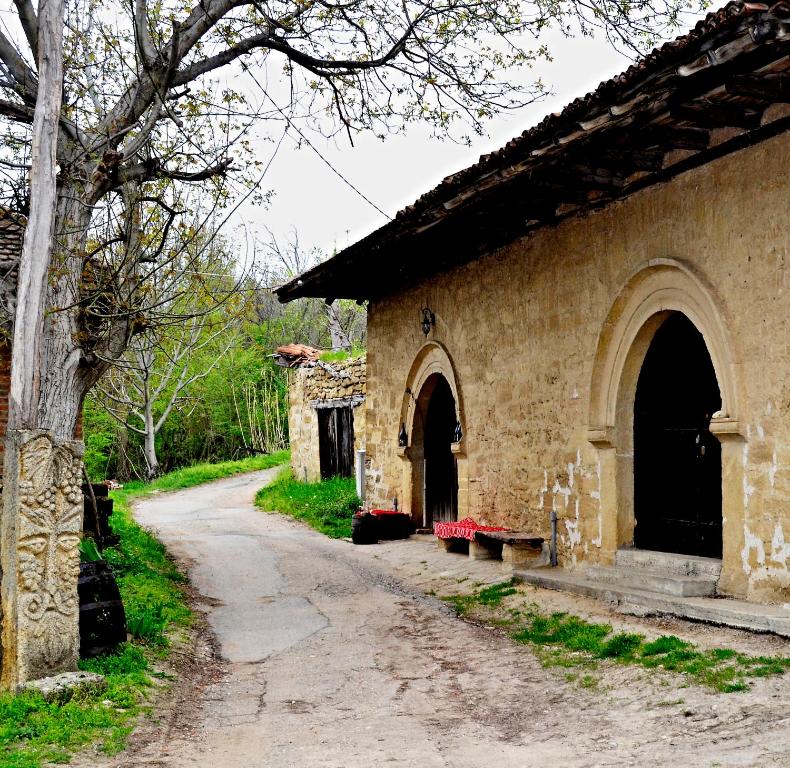 Rogljevo"Pivnica i smestaj Jovanovic"- Rogljevacke pivnice的一座古老的石头建筑,旁边设有一条小径