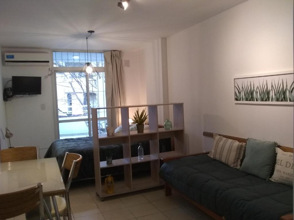 罗萨里奥莫雷诺1330公寓的客厅配有沙发和桌子