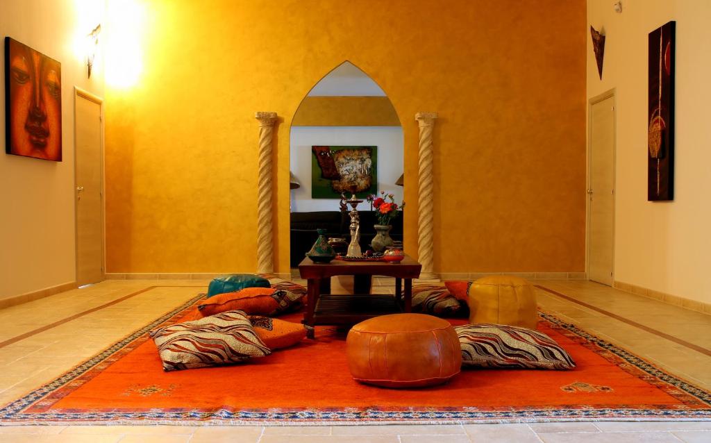 拉卡莱Salenthouse的客厅配有橙色地毯和桌子