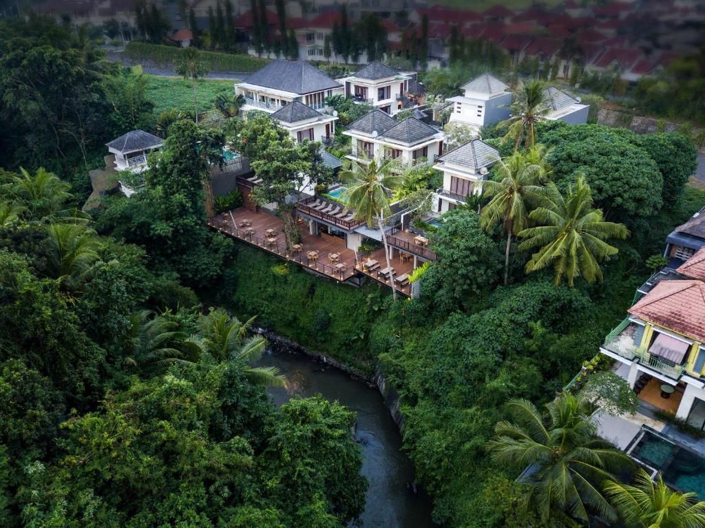 坎古Annupuri Villas Bali的享有河景房屋的空中景致