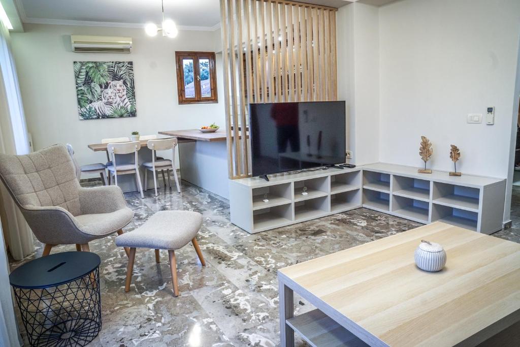 扎金索斯镇Arkadins的客厅配有平面电视和桌子。