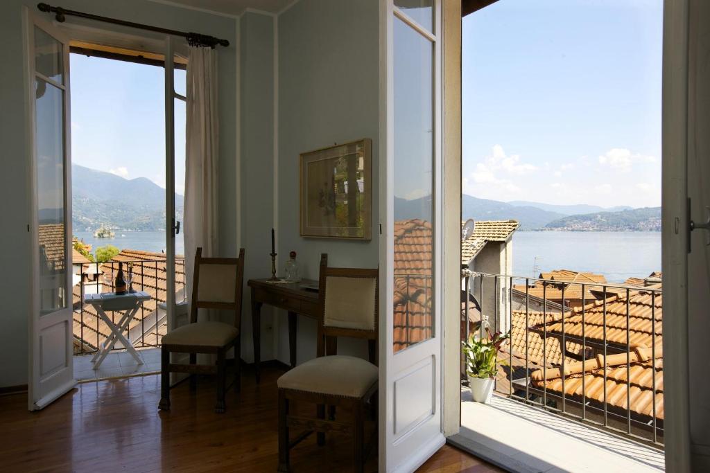 卡尼洛瑞维拉Casa Maria Vittoria的客房设有一个享有水景的阳台。