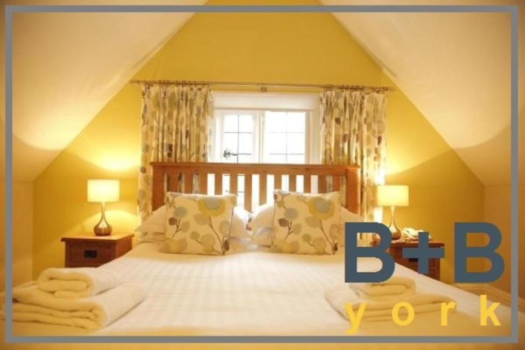 约克约克B+B酒店的一间卧室设有一张大床和大窗户