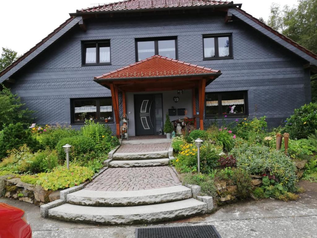 BachFerienwohnung an der Lay Wohnung 2的蓝色的房子,有一条通往前门的小路