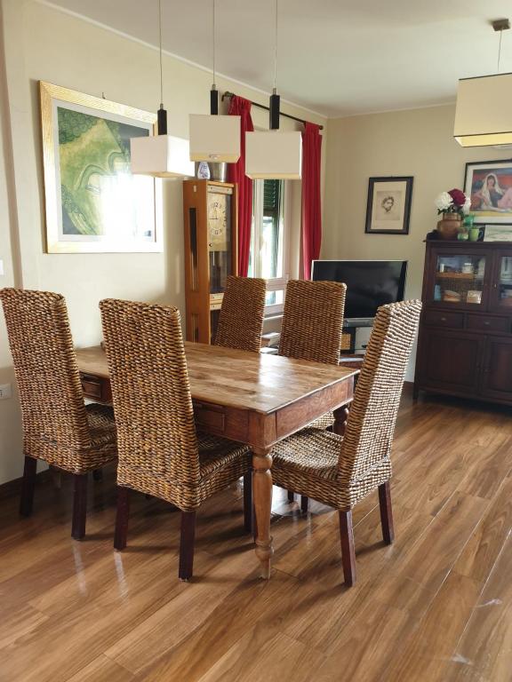斯培西亚23号度假屋的一间带木桌和椅子的用餐室