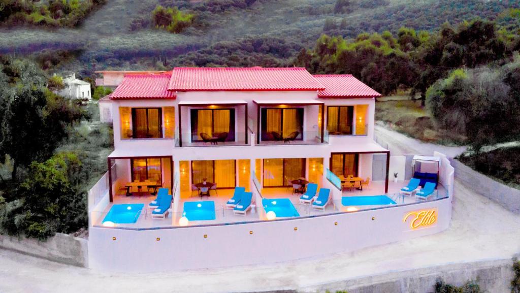 帕尔加Elite Luxury Villas的享有带蓝色椅子的房屋的空中景致