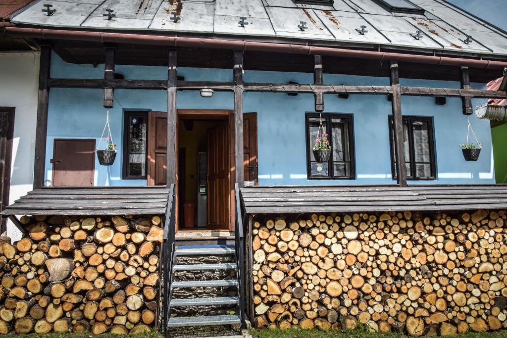 多布希纳Stara Horaren 2的一堆木头的蓝色房子