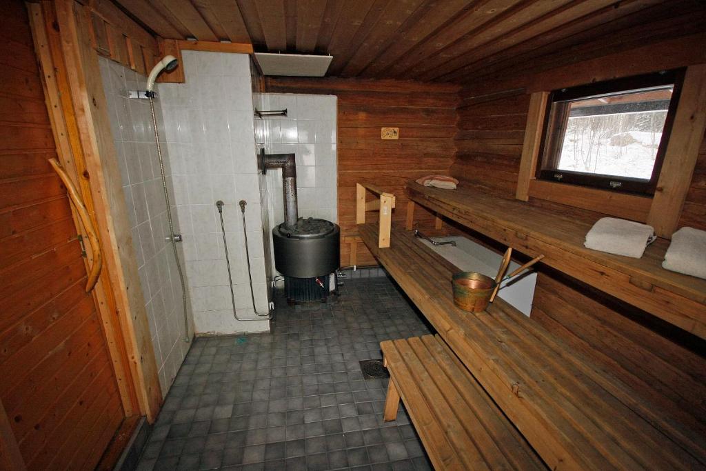 Kosula哈提图维特山林小屋的小屋内浴室的内部景致