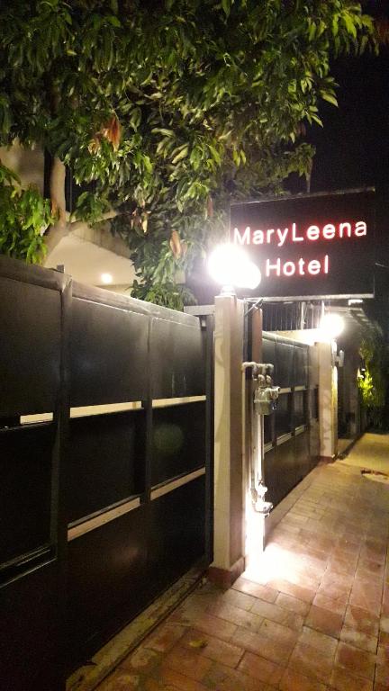 拉合尔MaryLeena Hotel Gulberg的夜间有标志的酒店入口