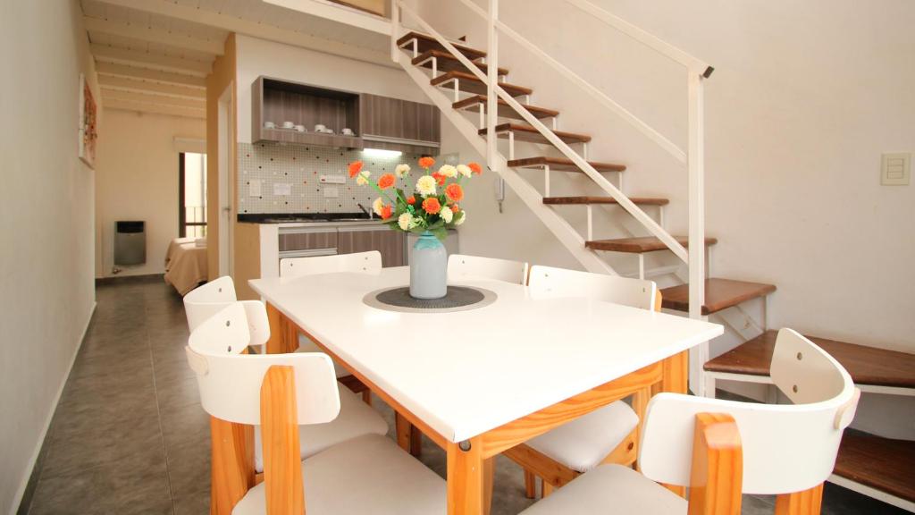 蒂格雷Puerto Tigre的一间设有白色桌子和白色椅子的用餐室