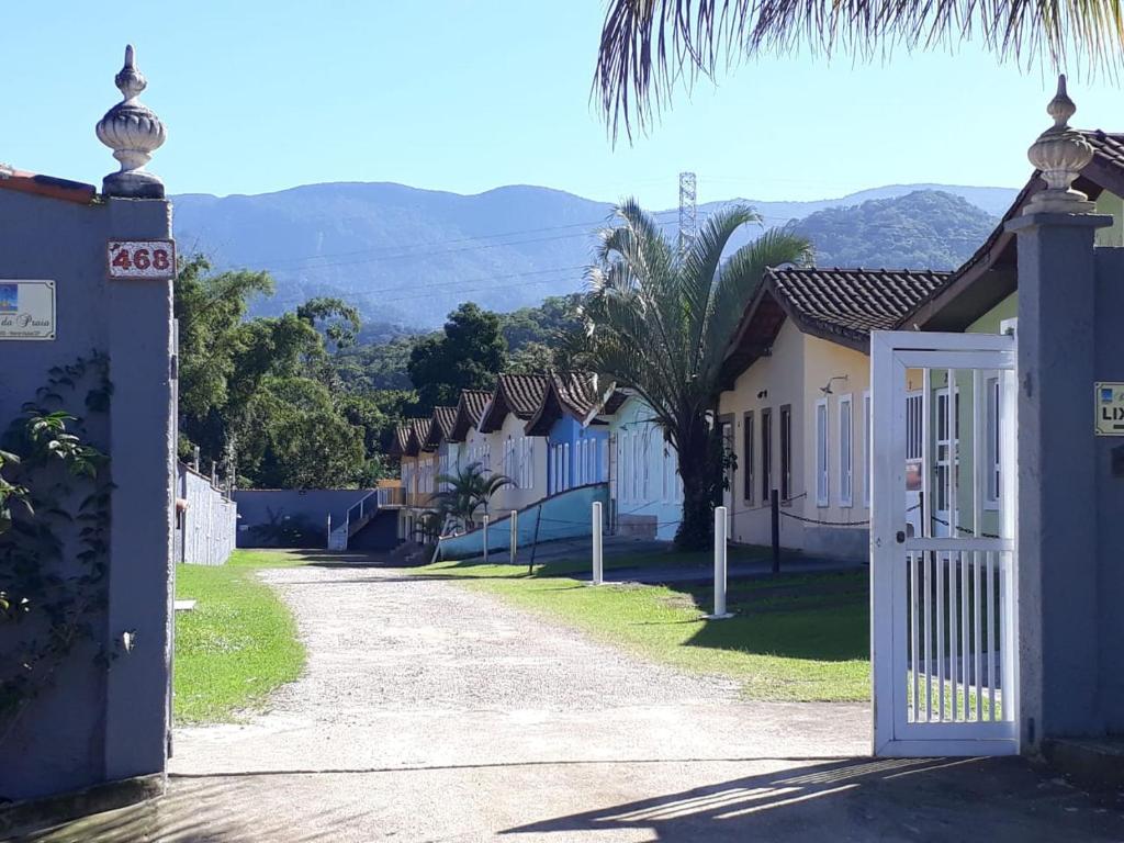 乌巴图巴Condomínio Brisa da Praia - Casas com 2 dormitórios, churrasqueira privativa e 3 vagas de garagem的一条有白色门的房屋街道