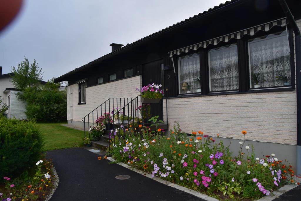 乌尔里瑟港Botten våning i privat Villa的前面有一束鲜花的房子