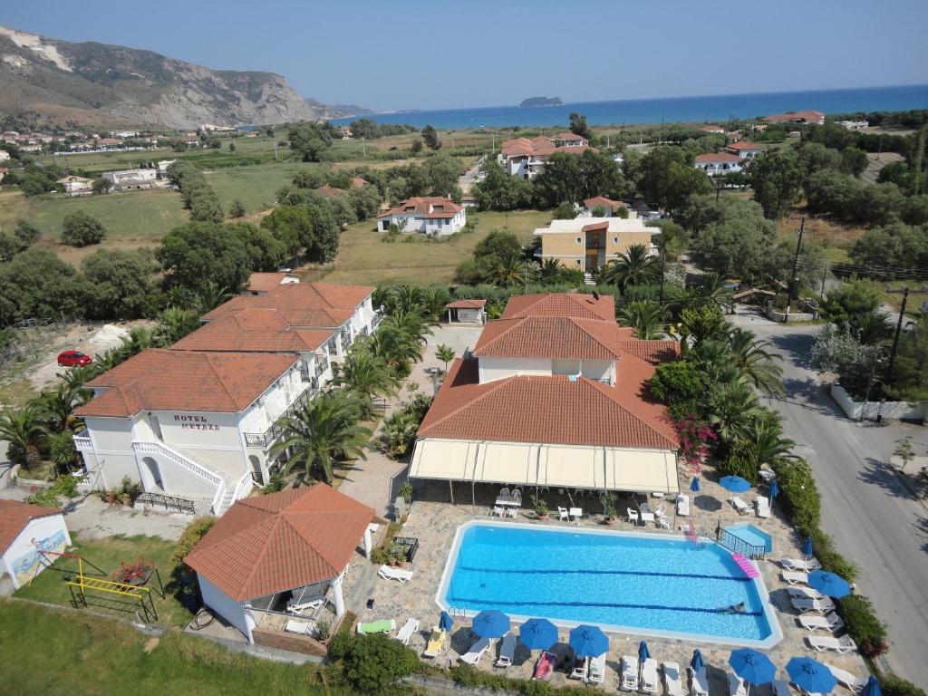 卡拉马孔迈塔克瑟酒店的享有带游泳池的度假村的空中景致