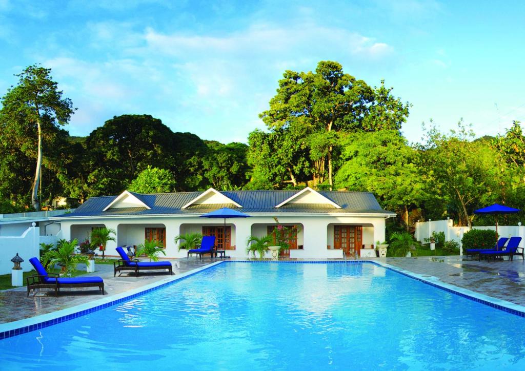 普拉兰大安塞区布里坦尼亚酒店的别墅前设有游泳池