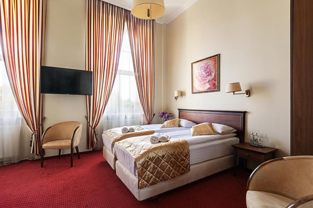 帕内韦日斯康维瓦酒店的酒店客房设有床和窗户。