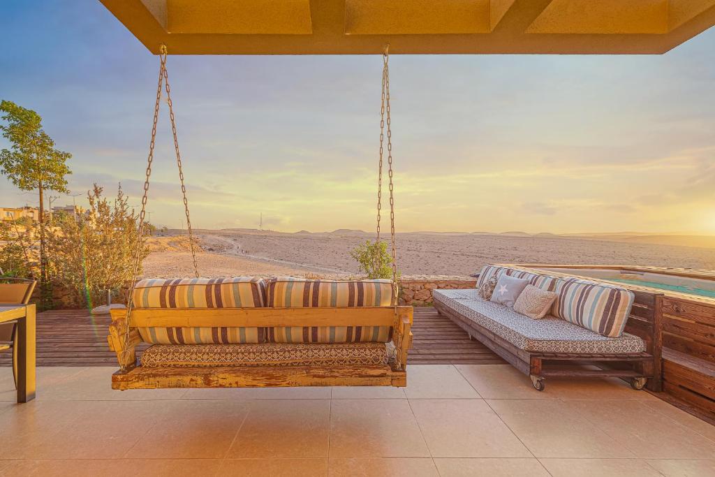 米茨佩·拉蒙Mitzpush Premium Villa的享有沙漠景致的门廊秋千