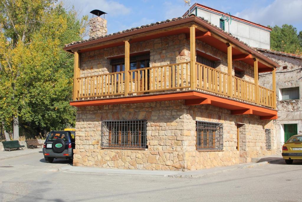 乌娜埃尔林孔德尔吉兹度假屋的一座带阳台的建筑