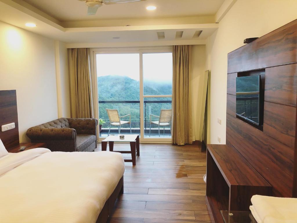柴尔查尔酒店的酒店客房设有一张床和一个大窗户