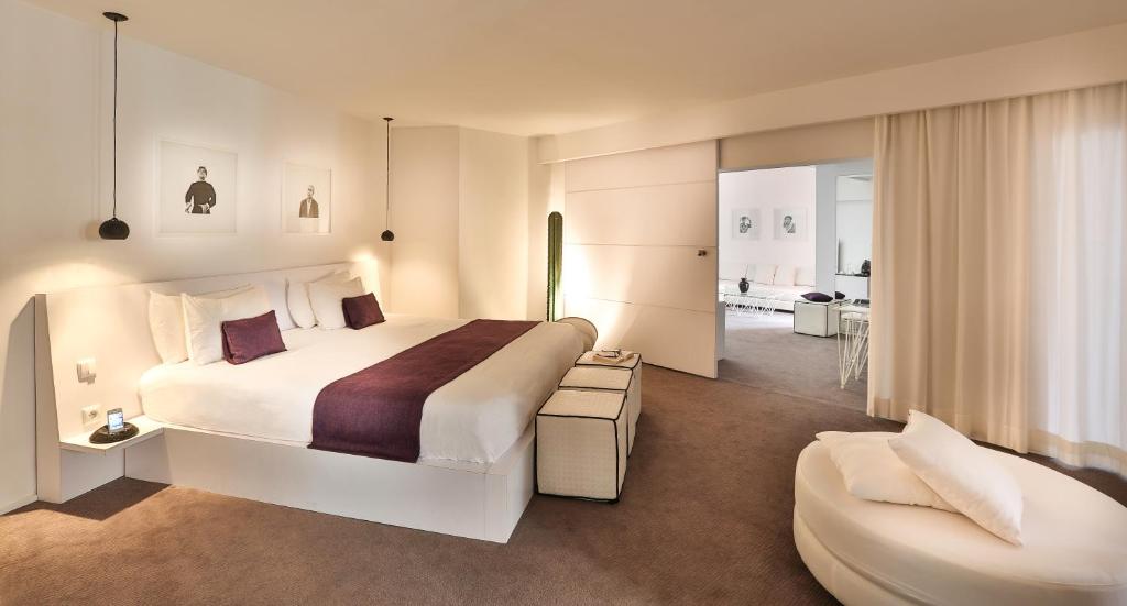 马拉喀什巴布酒店的酒店客房设有一张大床和一张沙发。