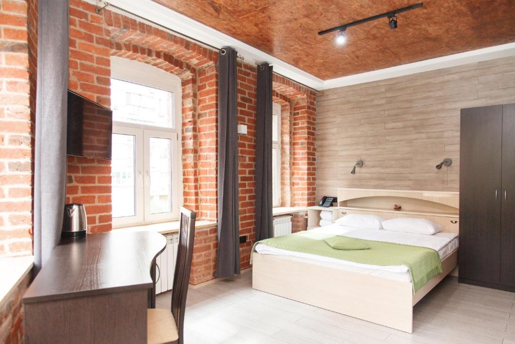 莫斯科奥布拉卡酒店的一间卧室配有一张床和一张书桌