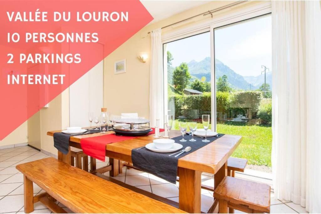 卢登维耶尔Maison 8 personnes au coeur de la vallée du Louron的一间带桌子和长凳的用餐室