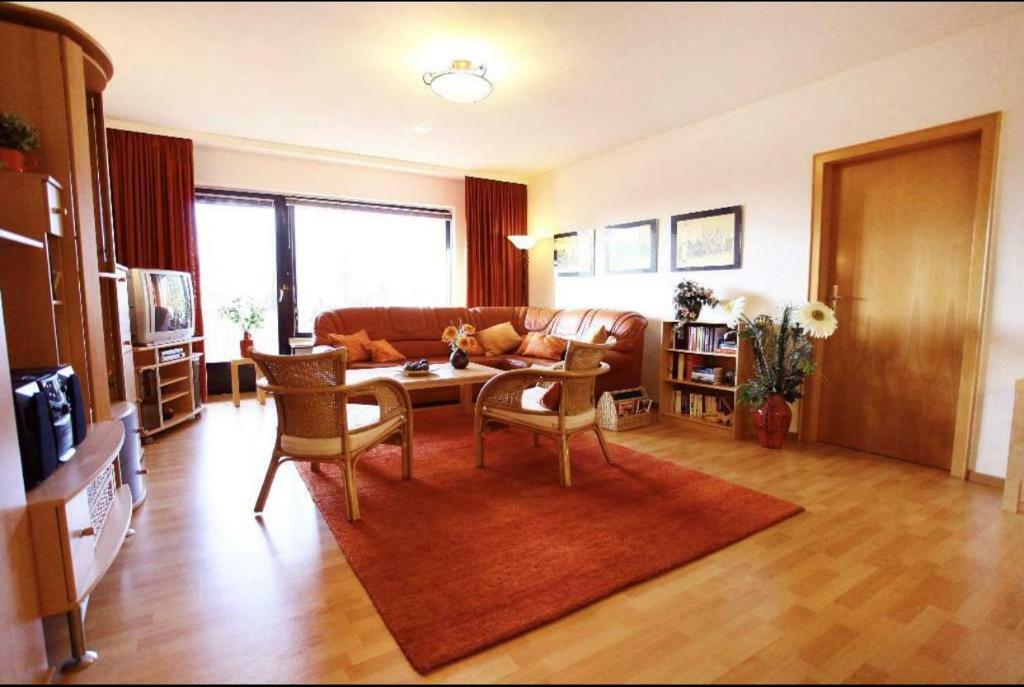 吕贝克Stadtapartment的客厅配有沙发和桌椅